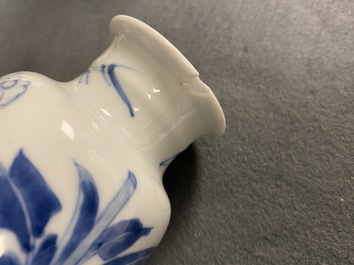 Deux vases de forme rouleau en porcelaine de Chine en bleu et blanc, Kangxi